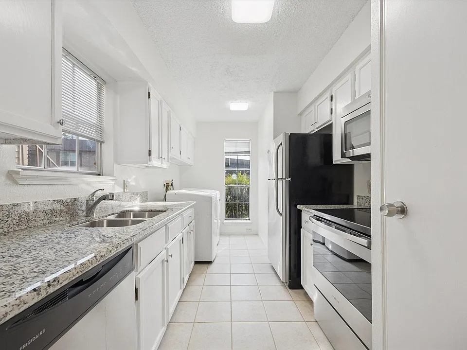 2120 El Paseo St #2003