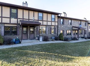 573 Hartridge Dr, Hartland, WI 53029