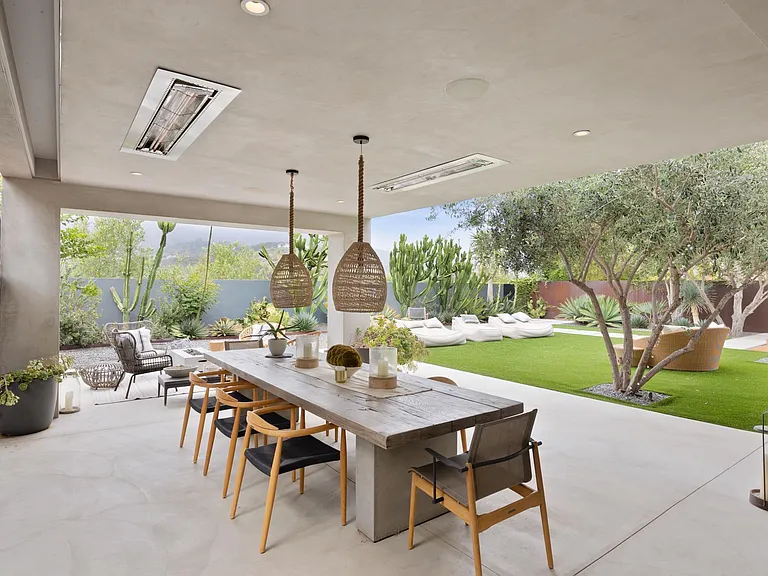 The open outdoor space features a classic beach chic design.
The perfect space for a dinner party!