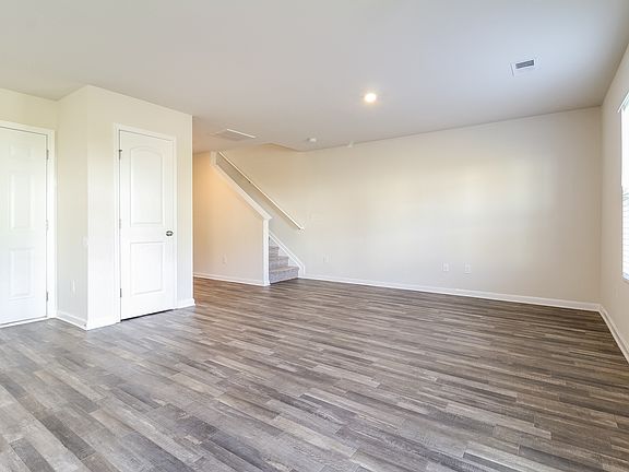 4th image of 17 Carters Green Dr