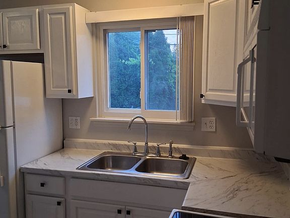 4th image of 222 N Christine Cir