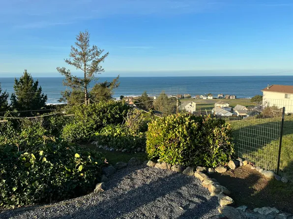 124 Shaker Rd, Whitethorn, CA 95589