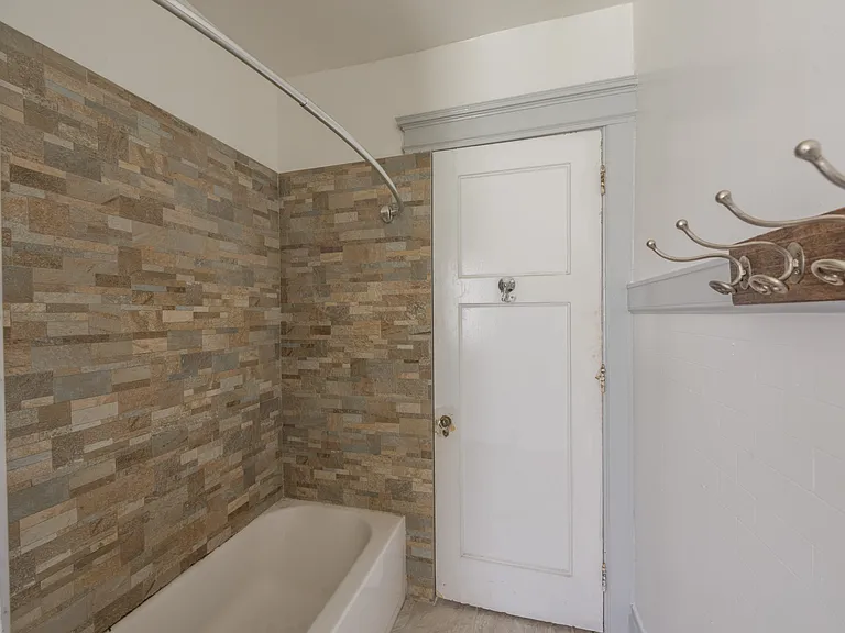 420 E Ferry St #1 — Photo 15