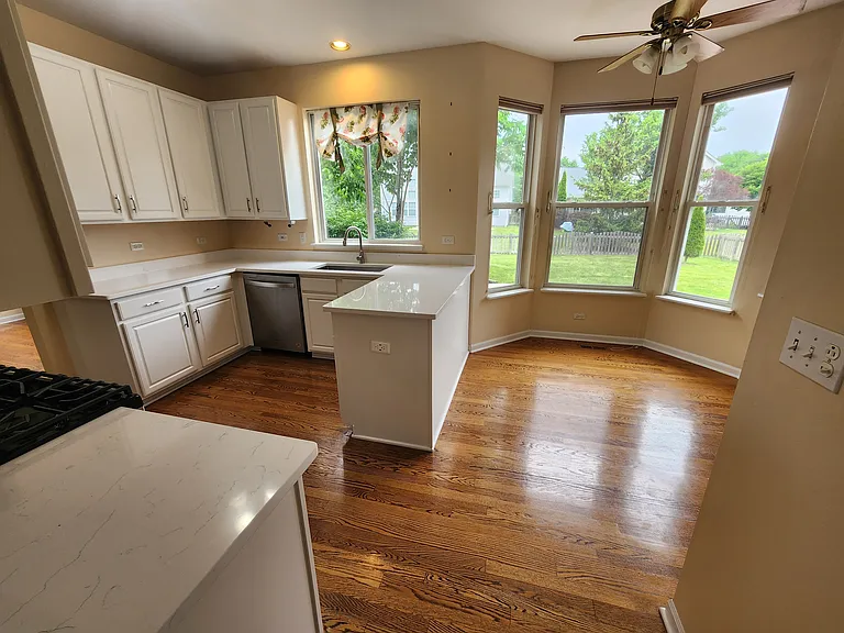 460 Arlington Ln — Photo 3