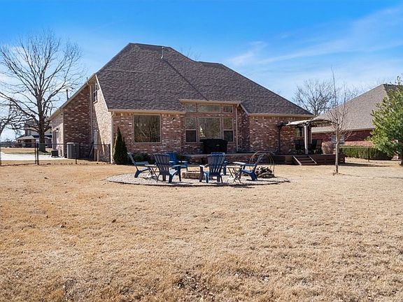 2nd image of 1905 Villa View Dr