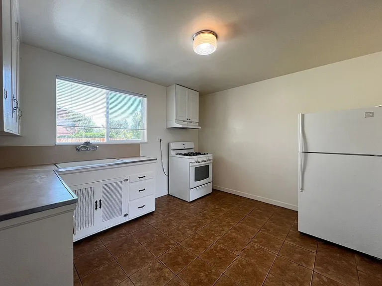 805 California Blvd — Photo 20