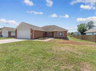 605 Avalon Dr, Gentry, AR 72734