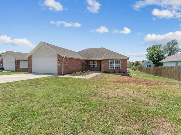 605 Avalon Dr, Gentry, AR 72734