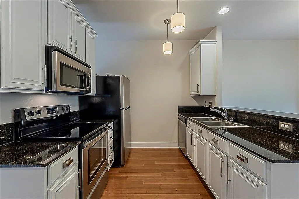 3 bed, 2.5 bath, 1376 sqft, $1,750 — Photo 2