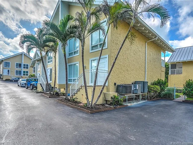 245 NE Macarthur Blvd #11 — Photo 5