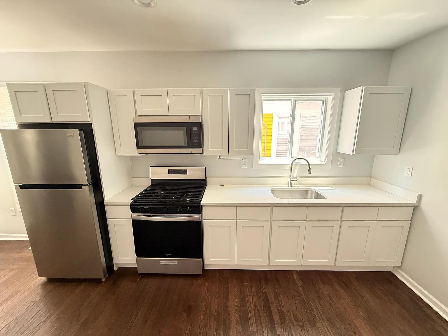 3 bed, 1000 sqft, $2,600 — Photo 3
