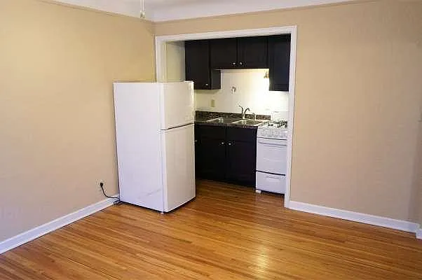 Grand Ave Apartments — Photo 23