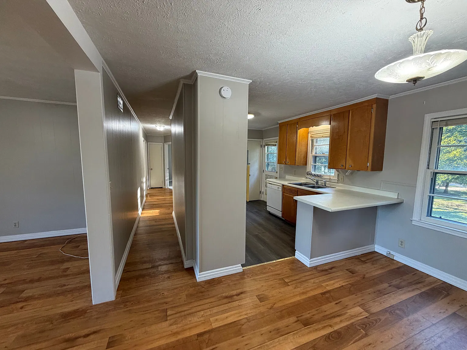 Spacious 2BR/2BA House Near Downtown Hartwell. New Flooring, Big Yard, Carport — Photo 3