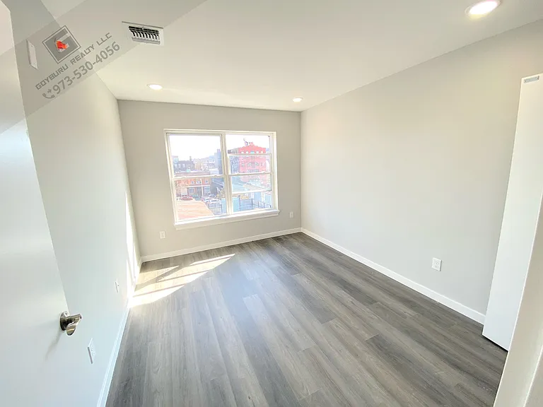 185-189 Broadway Ave #206 — Photo 4