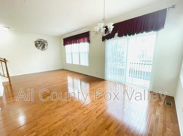 459 Grosvenor Ln — Photo 6