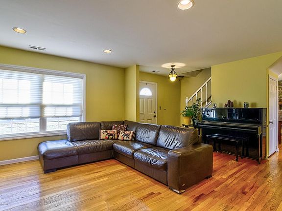 4th image of 19 Cherry Hill Ln