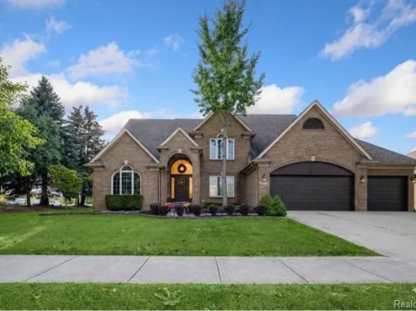 45021 Riverwoods Dr, Macomb, MI 48044