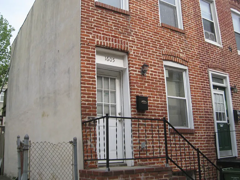 1605 Olive St — Photo 2