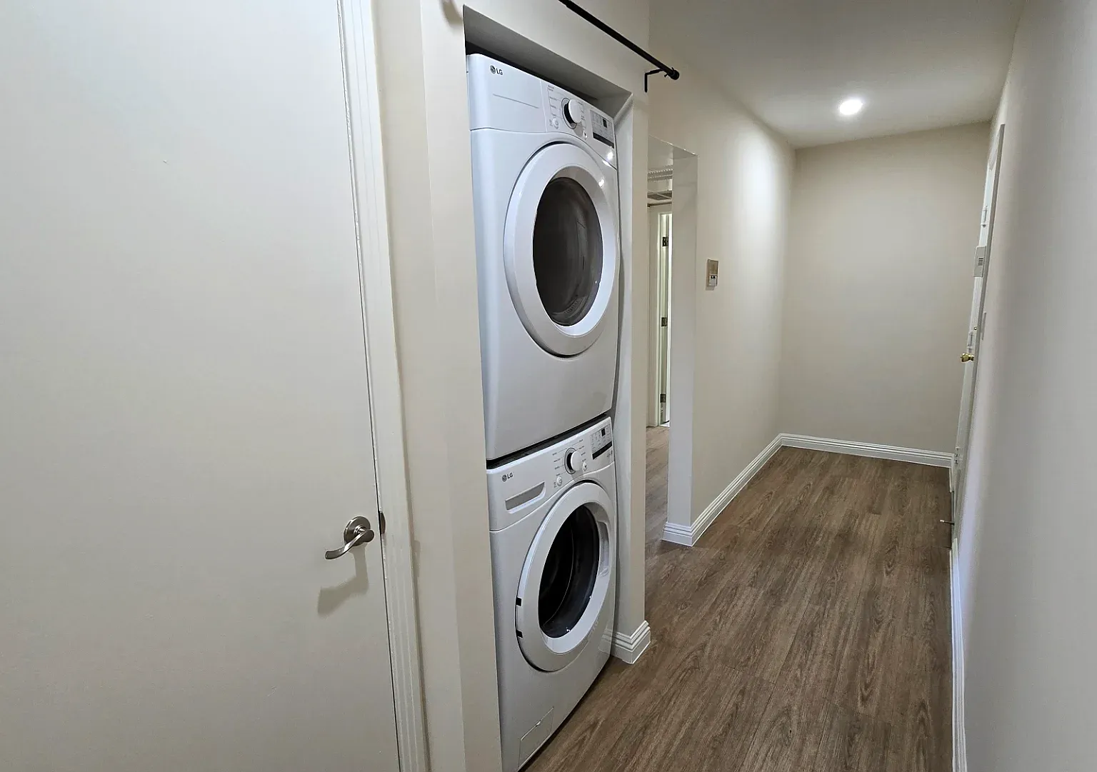 2 bed, 1000 sqft, $2,600 — Photo 3