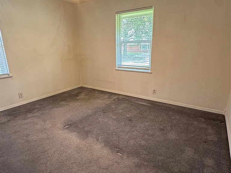 935 Creager St — Photo 11