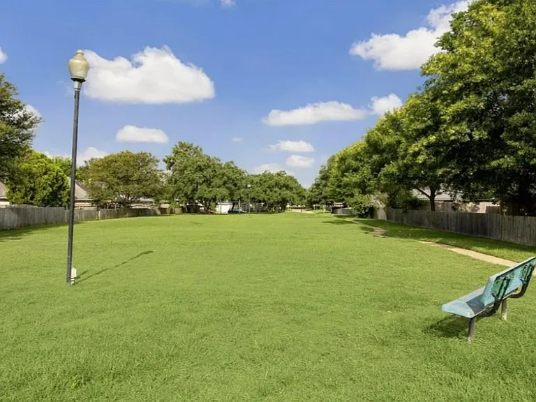 1818 Foxlake Dr — Photo 35