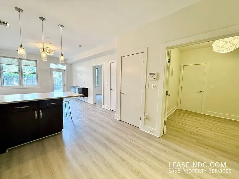 245 15th St SE #101 — Photo 18