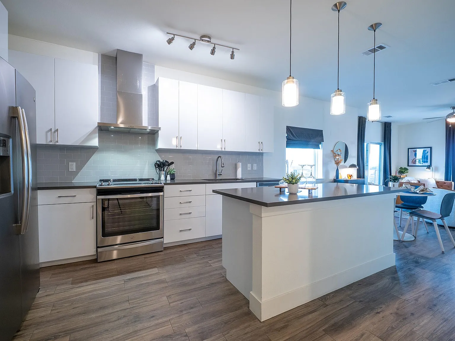 1 bed, 1.0 bath, 850 sqft, $2,500 — Photo 2