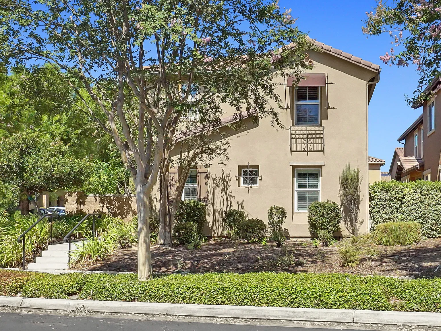 5 bed, 2325 sqft, $4,000 — Photo 2