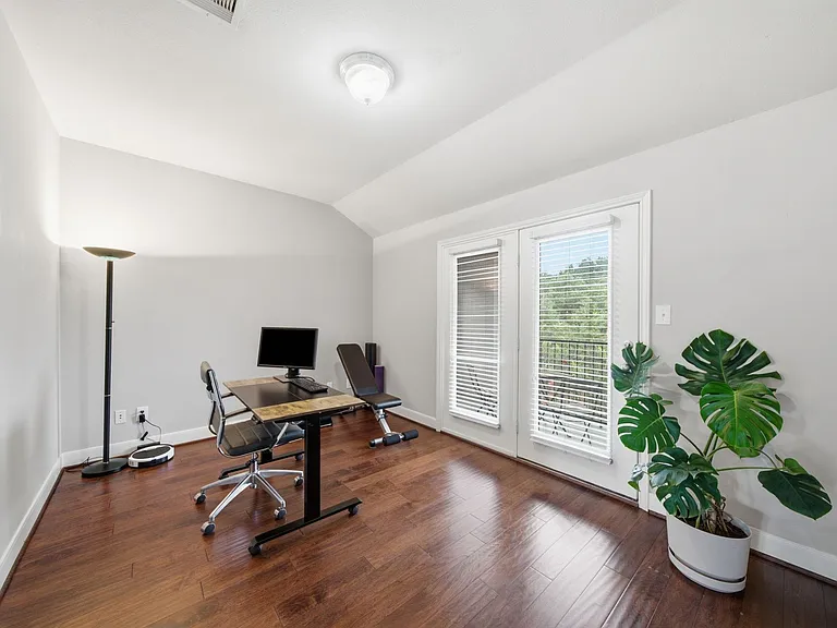 1716 Elgin St — Photo 28