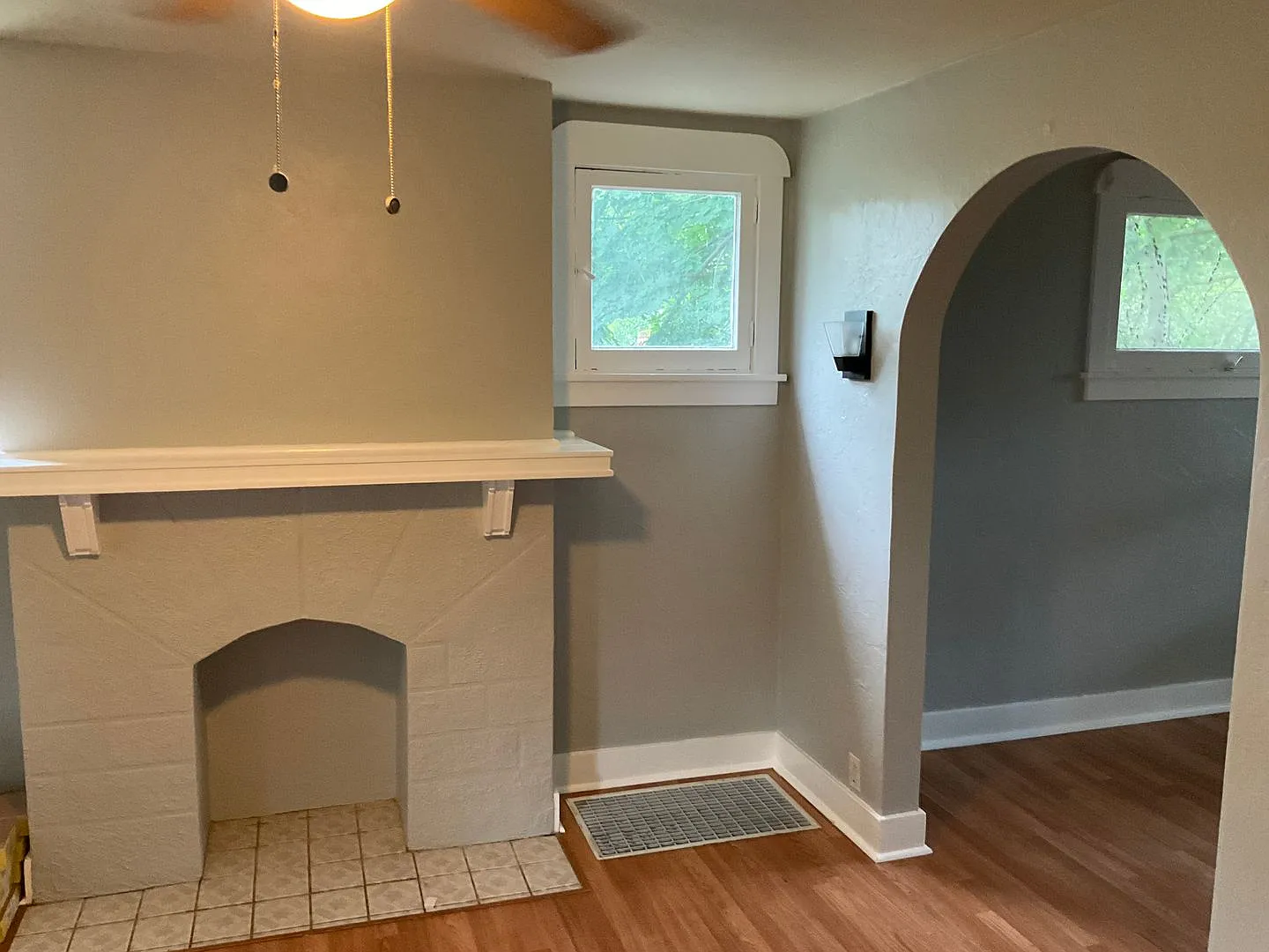 Charming, Character-Filled 2 Bedroom in Brentwood Freshly Updated & Move-In Ready — Photo 2