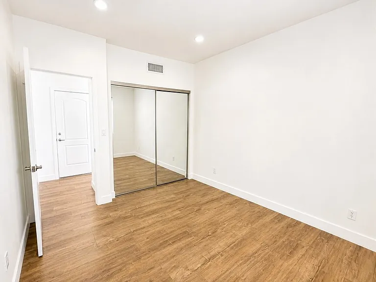 6651 Noble Ave — Photo 8