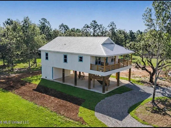 318 Hillcrest St, Waveland, MS 39576