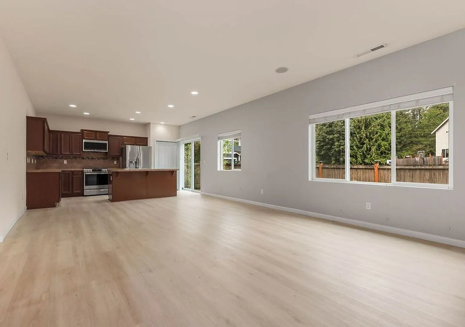 Very Nice 4 bedroom home with office/den, 2.5 bath and a 2 Car Garage in Snohomish Award winning ... — Photo 4