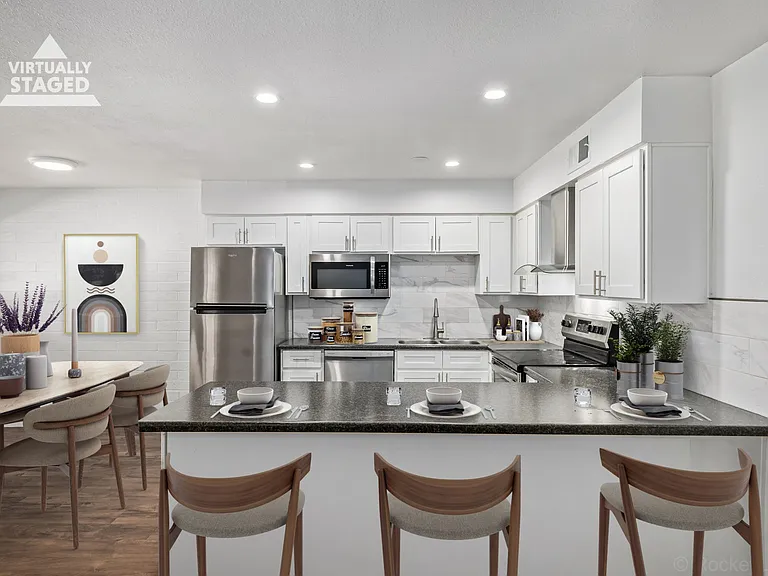 Palm View Manor — Photo 1
