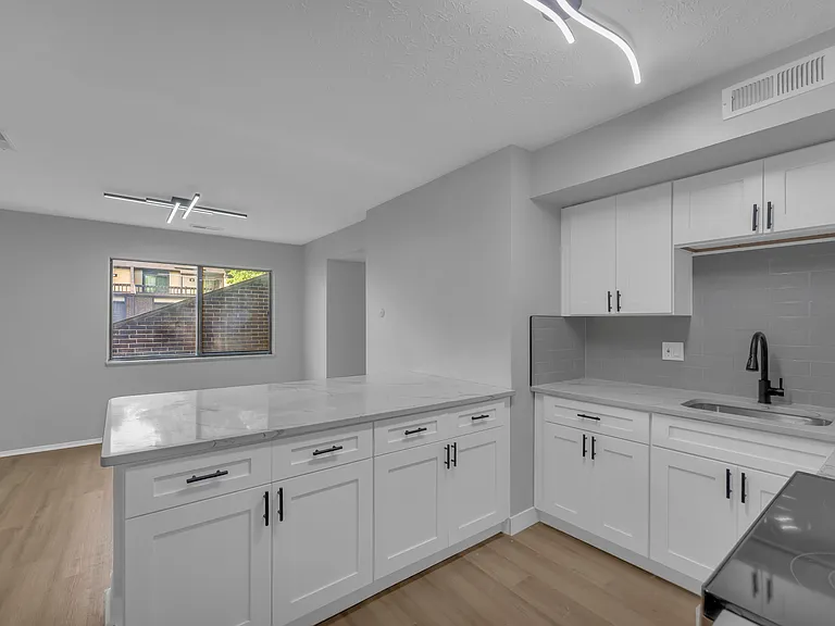 518 Turnberry Ln — Photo 3