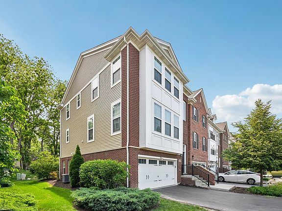 2nd image of 2490 Huntleigh Ln