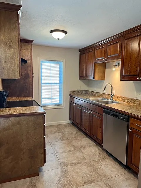 3 bed, 1048 sqft, $1,995 — Photo 2
