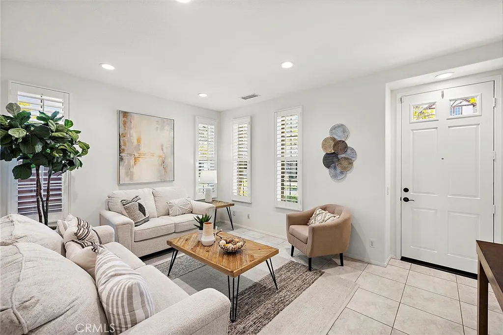 4 bed, 2694 sqft, $6,280 — Photo 4