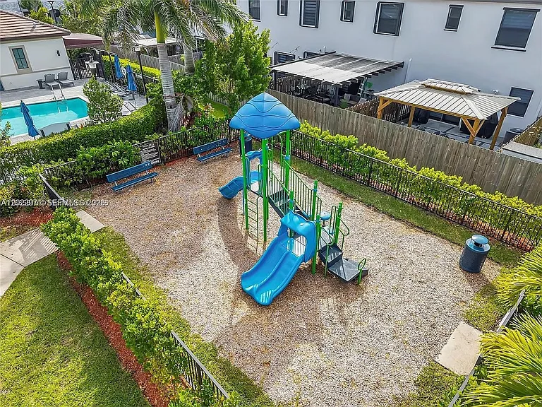 14813 SW 183rd Ter #14813 — Photo 27
