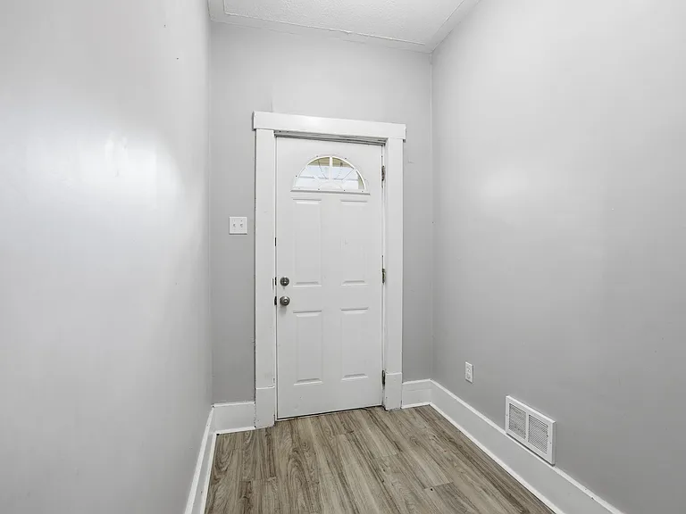 827 Hinnerman St — Photo 3