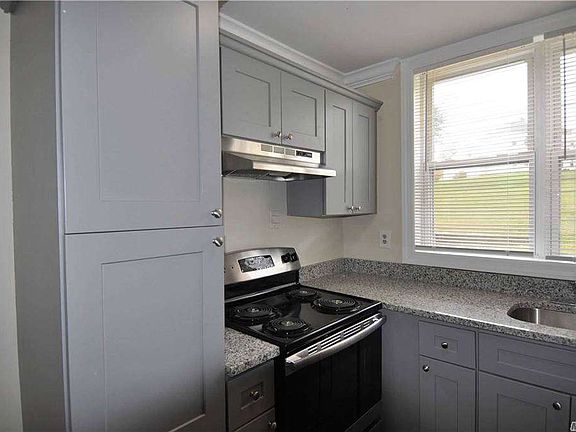 2nd image of 20 Townhouse Rd N
