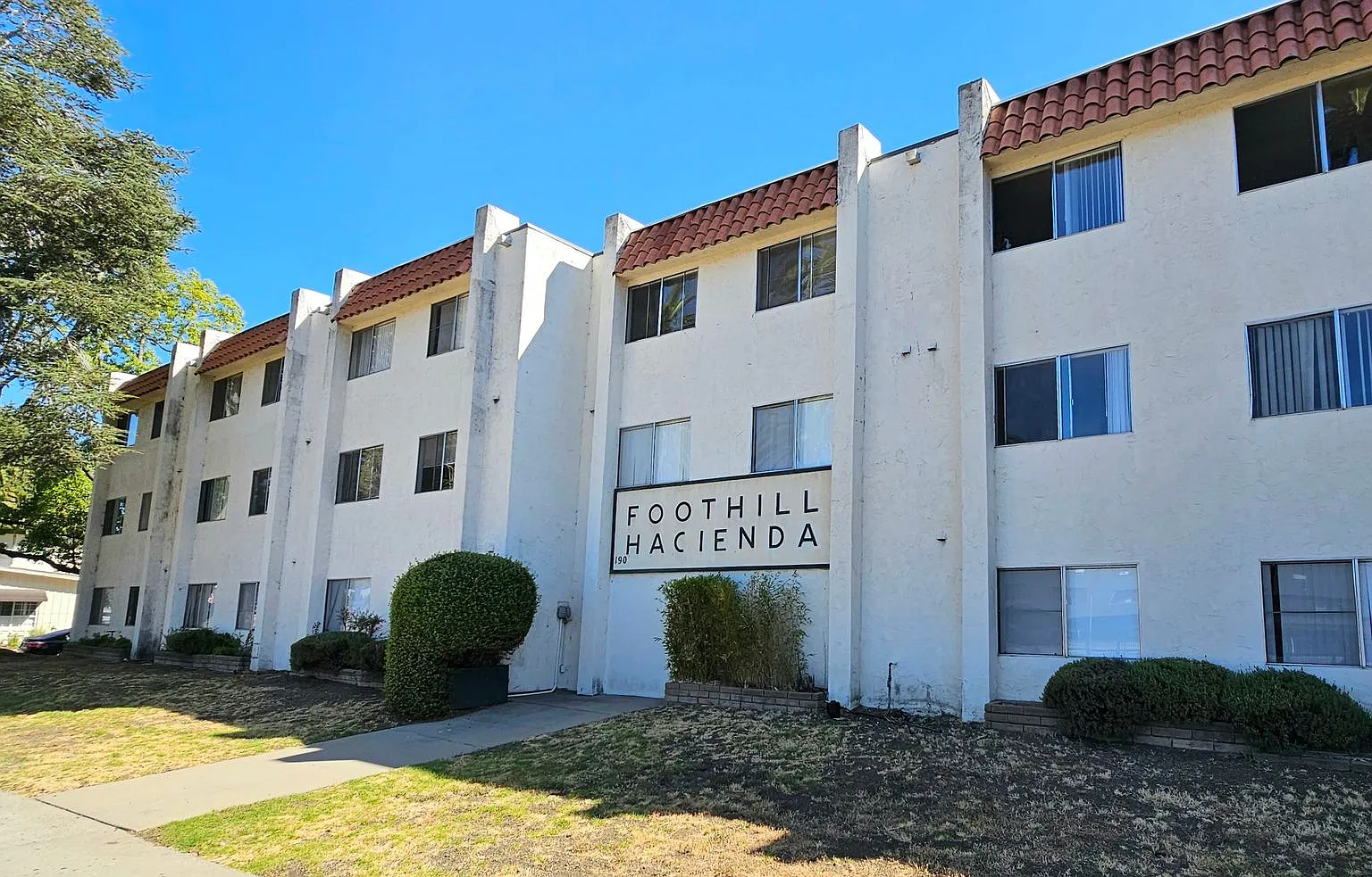 0020 190 California Blv — Photo 1