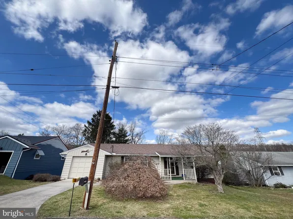 27 Elm Dr, Lewistown, PA 17044