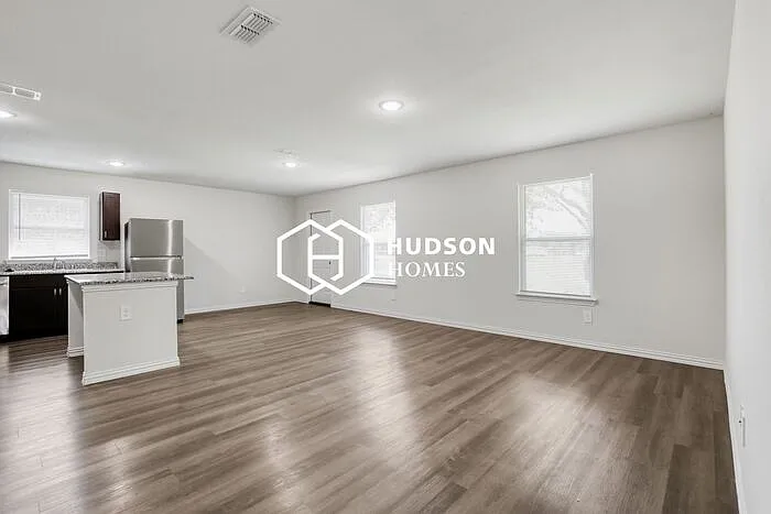 3 bed, 2.0 bath, 1298 sqft, $1,215 — Photo 4
