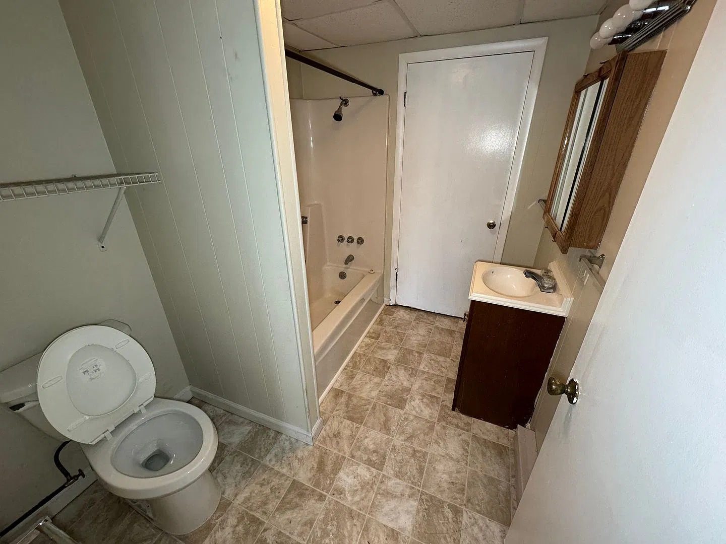 One Floor, Two Bedroom Apartment in Glen Rock — Photo 4
