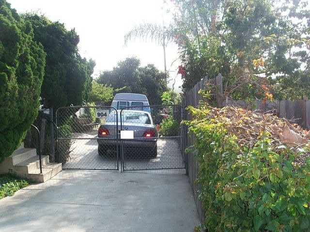 2nd image of 904 W Hyde Park Blvd