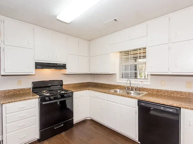 470 Rosehill Dr — Photo 7