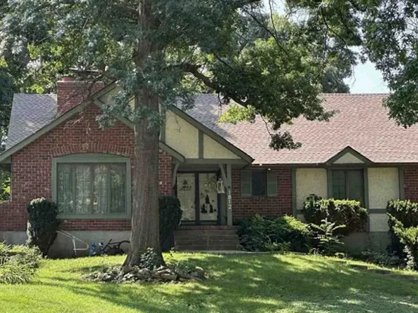 1812 SW Mic O Say Ct, Blue Springs, MO 64015