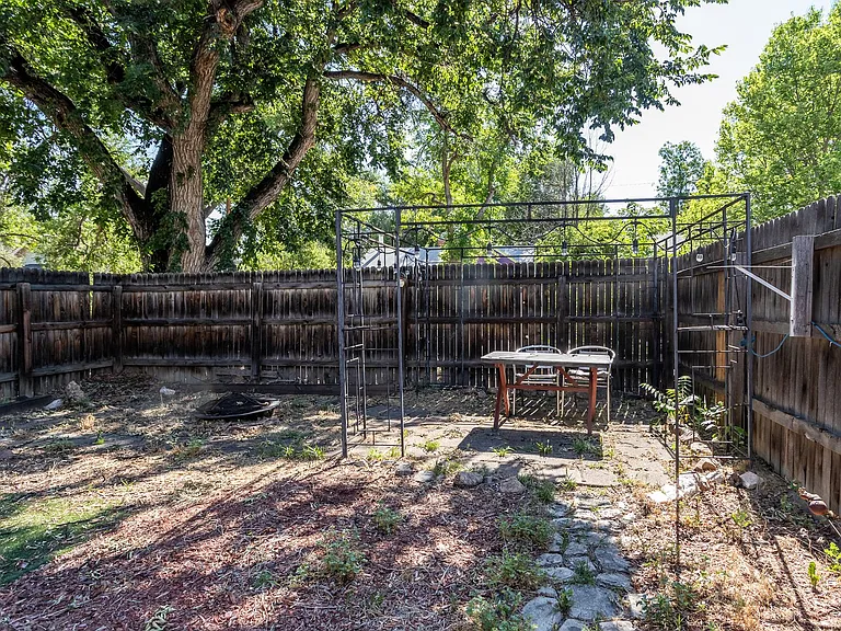 922 E High St — Photo 33