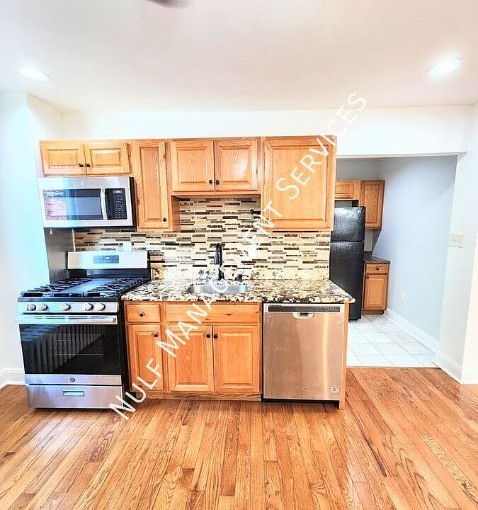1st image of 930 Portland St APT 2